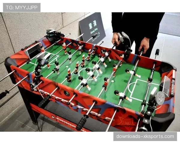 阿布扎比赛场，小鹰团队与马哈切夫团队在看台亲密互动